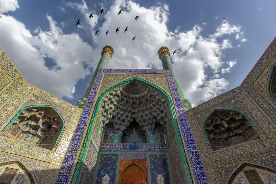 İsfahan’da mavi çinili kubbe ve kemerler